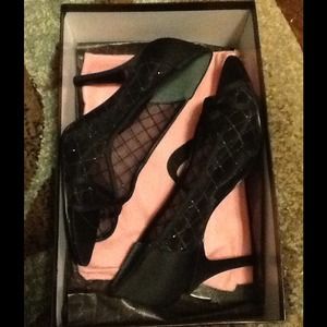 Size 7 cute black peep toe heels w/ sparkly detail