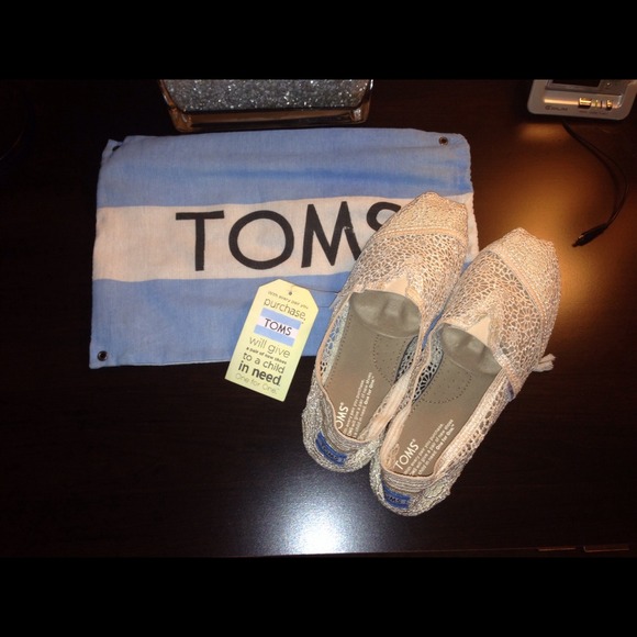 Brand New TOMS