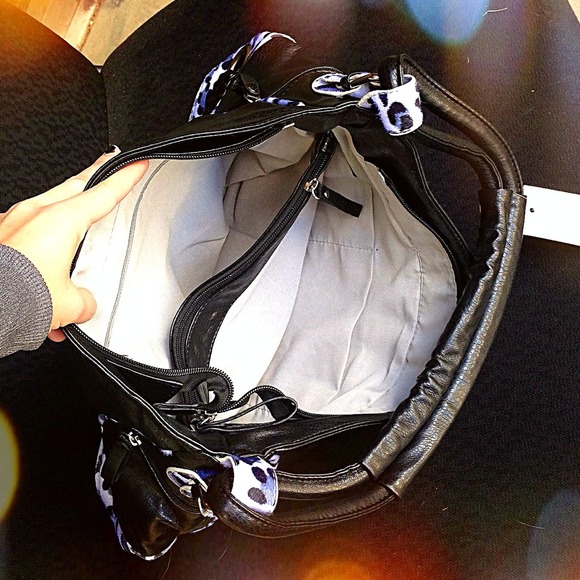 ❗️🚫SOLD IN BUNDLE❗️Fleur De Lis Handbag - Picture 4 of 4