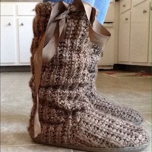 Gorgeous Olive Green Vera Wang Slippers!