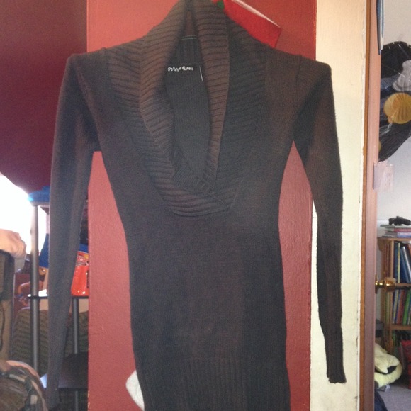 Thigh length sweater with thick collar