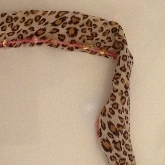 A Cheetah print thin scarf - Picture 2 of 4