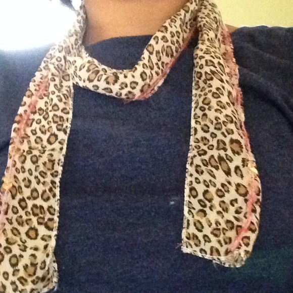A Cheetah print thin scarf - Picture 3 of 4