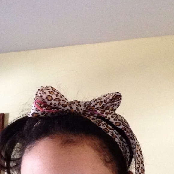 A Cheetah print thin scarf - Picture 4 of 4