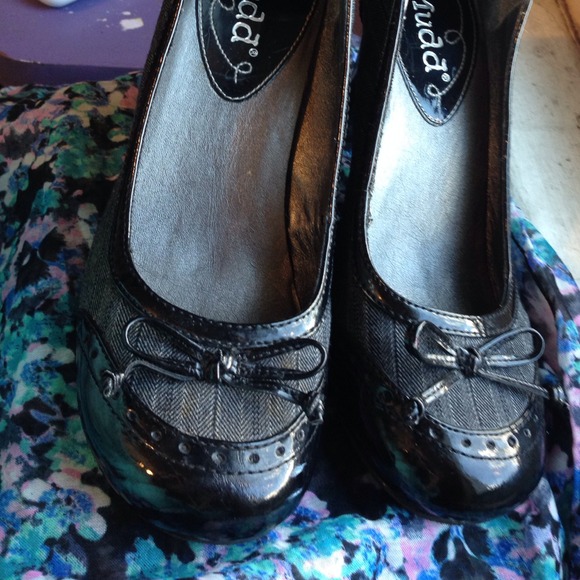 Mudd Bow Heels - Picture 2 of 4