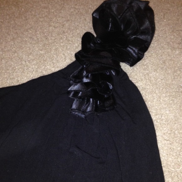 SOLD- Beautiful one shoulder top! - Picture 2 of 3