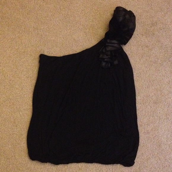 SOLD- Beautiful one shoulder top! - Picture 3 of 3