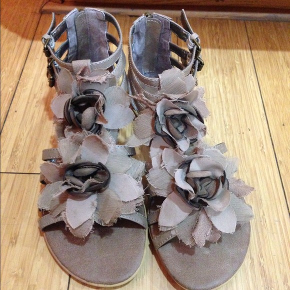 🚫‼️SOLD🚫‼️Gorgeous report sandals