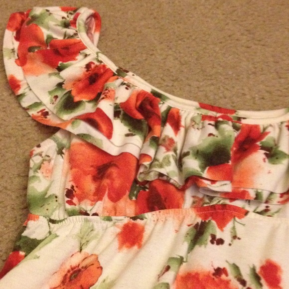 SOLD- 🎉 HP- Beautiful Floral Ruffle Top - Picture 2 of 2
