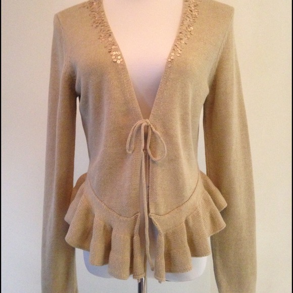 🎁SOLD IN A BUNDLE🎁 NWOT Tan tie front sweater