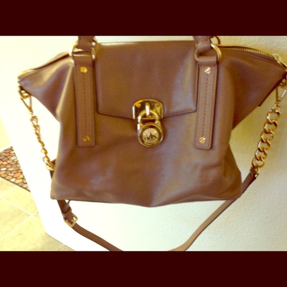 Selling a authentic Michael kors purse