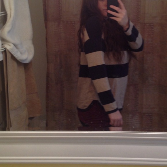 💢SOLD💢Super cute high lo sweater!! - Picture 4 of 4