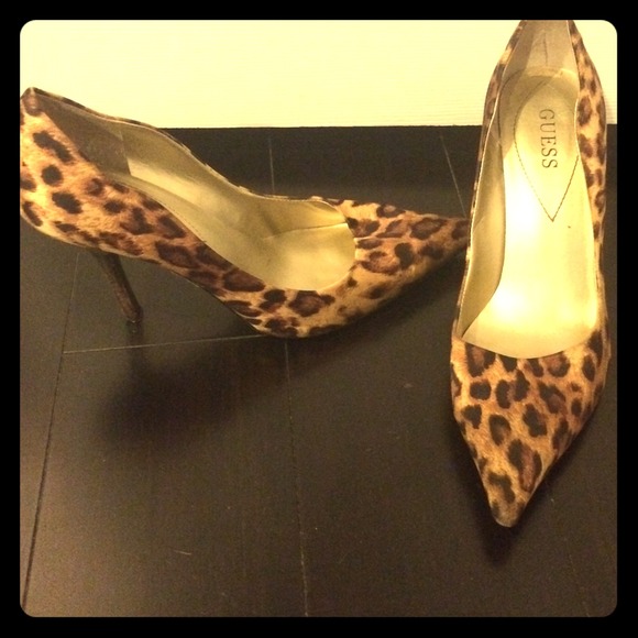 Guess pumps