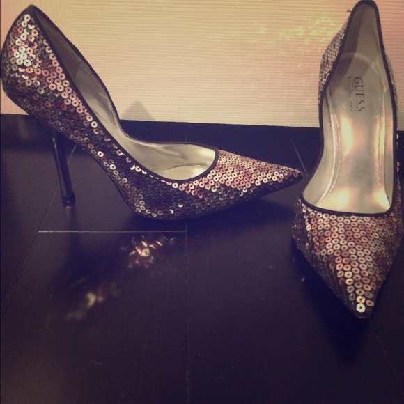 Guess pumps