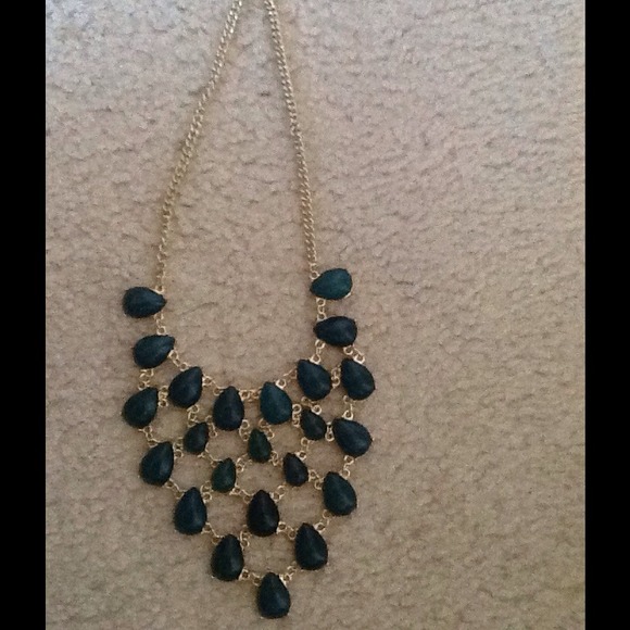 Green charming Charlie statement necklace - Picture 2 of 2