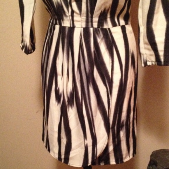 SOLD. Printed faux wrap dress. Like new. Sz M - Picture 3 of 4