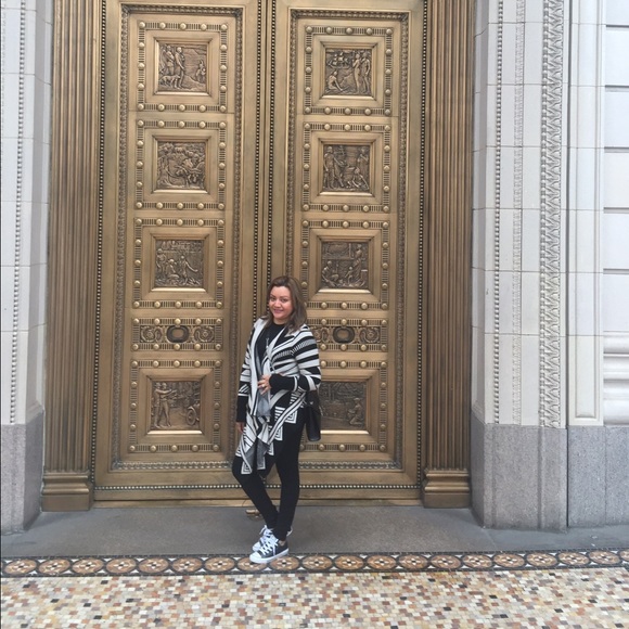 💜Welcome to my closet💕 - Picture 6 of 8