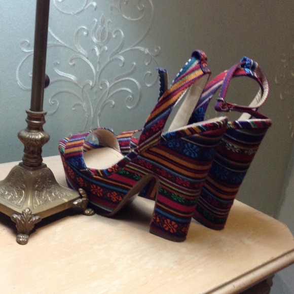 Patterned platforms - Picture 2 of 4