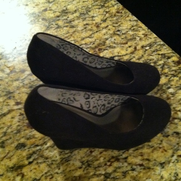 Black wedges!!