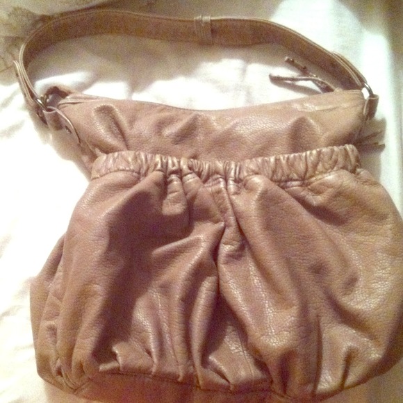 Forever 21 beige shoulder bag in faux leather.💋
