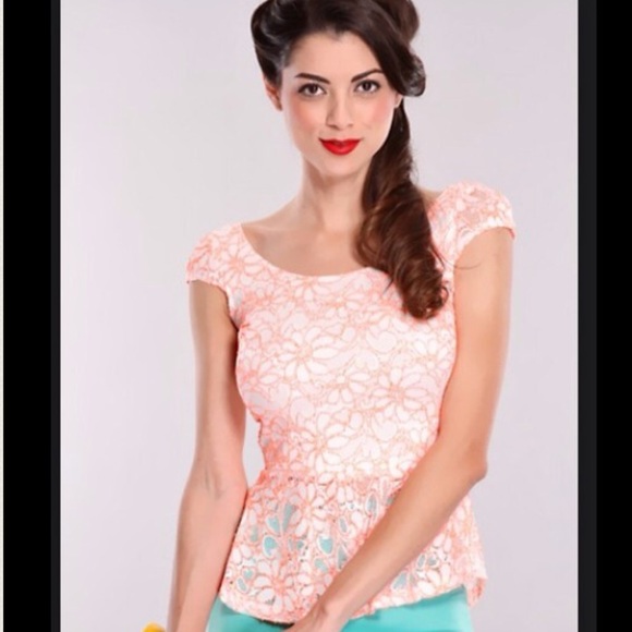 🎀 Adorable peplum top 🎀
