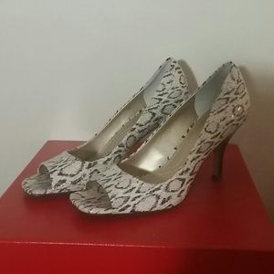 TAHARI Peep toe shoes