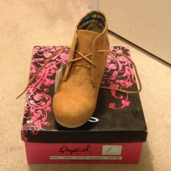 Qupid Tan Suede Short Wedge - Picture 2 of 4