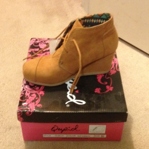 Qupid Tan Suede Short Wedge - Picture 3 of 4