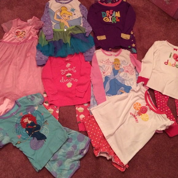 ⭕️SOLD⭕️ 8 Toddler PJ's