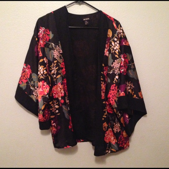 H&M Jackets & Blazers - ❌SOLD IN BUNDLE ❌Beautiful floral kimono