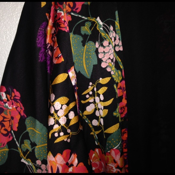 ❌SOLD IN BUNDLE ❌Beautiful floral kimono - Picture 2 of 3