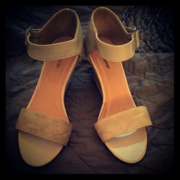 Nude patent leather wedges with snake skin print