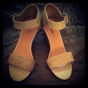 Nude patent leather wedges with snake skin print