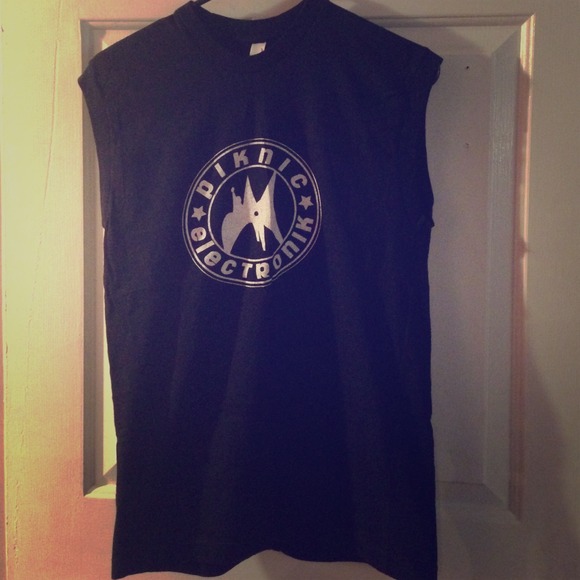 Black muscle tee
