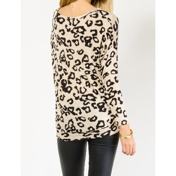 ⚡FLASH SALE⚡CHEETAH PRINT TOP ONLY 1 LEFT in S!✨ - Picture 3 of 4