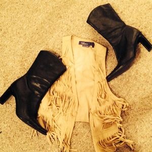 Black Mid-Calf Cowgirl Boots.... Sassy!