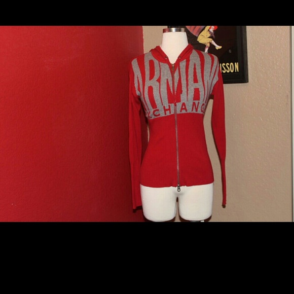 Cute form fitting zip up sweater