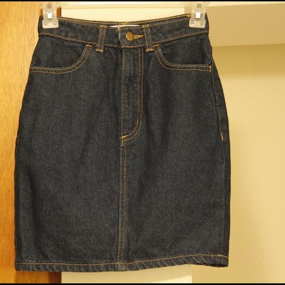 *SOLD* Darkwash high waisted denim skirt.