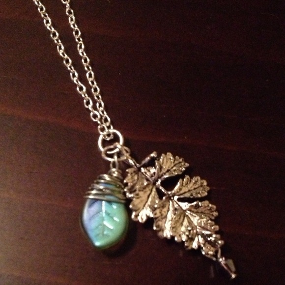 💢SOLD💢 Extra long Bronze 3d leaf necklace