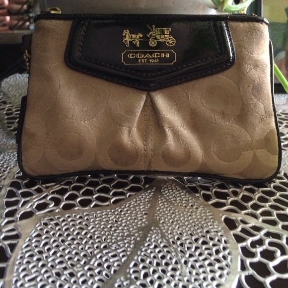 ❌Sold❌ 💯% Authentic Coach Wristlet