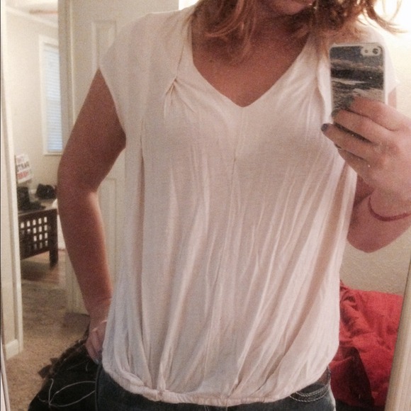 Cute shirt with elastic band at the bottom.