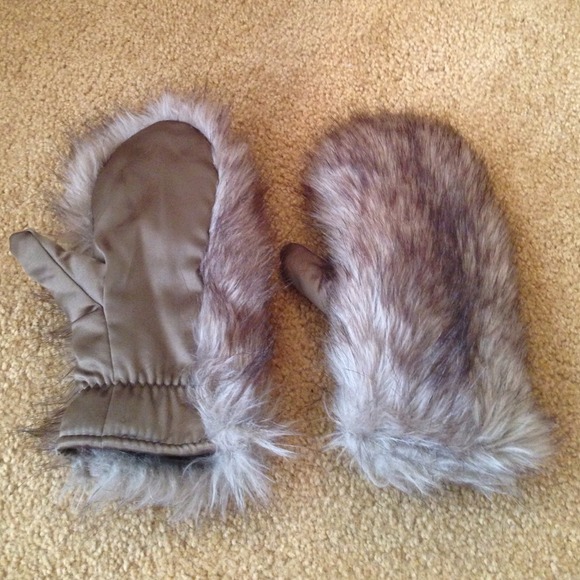 laundry Accessories - 🎉❤️Host Pick ❤️🎉Laundry faux fur mittens NWOT