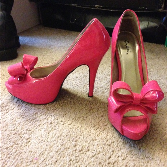Shoes - Pink heels with bows
