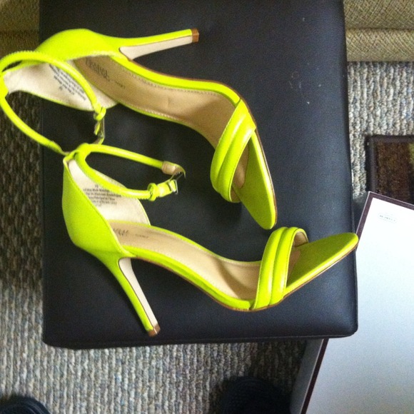 Neon yellow sandal pumps