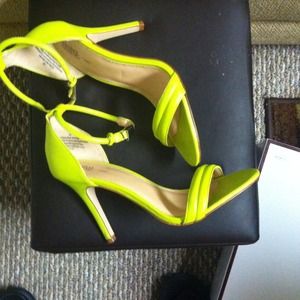 Neon yellow sandal pumps