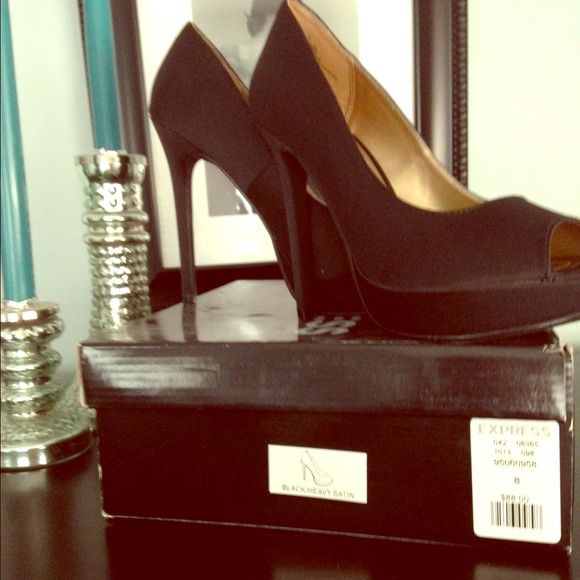 Express Peep Toe Pump