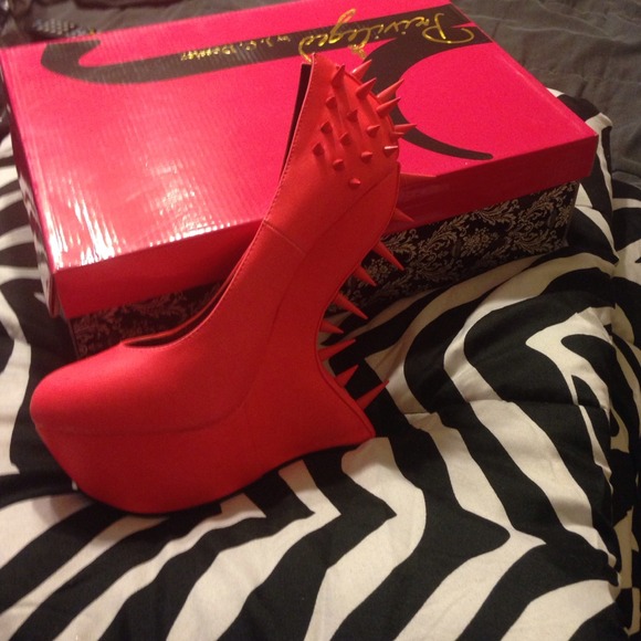 Neon fuchsia spike unique shoe