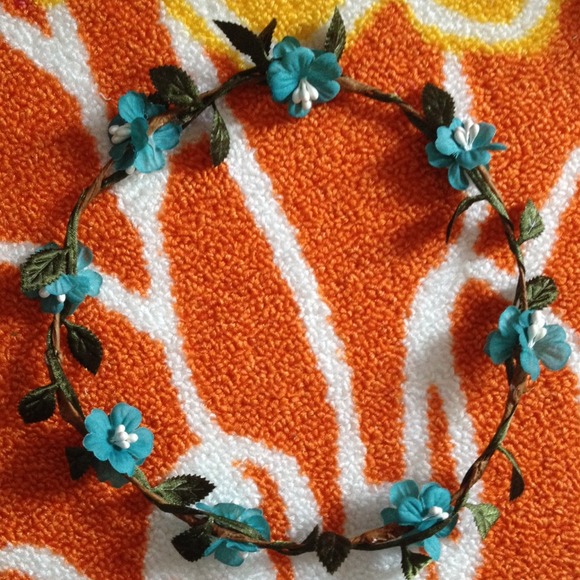 A flower head band