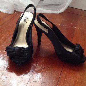 Black bow pumps