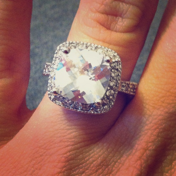 Gorgeous Lia Sophia ring-Size 6